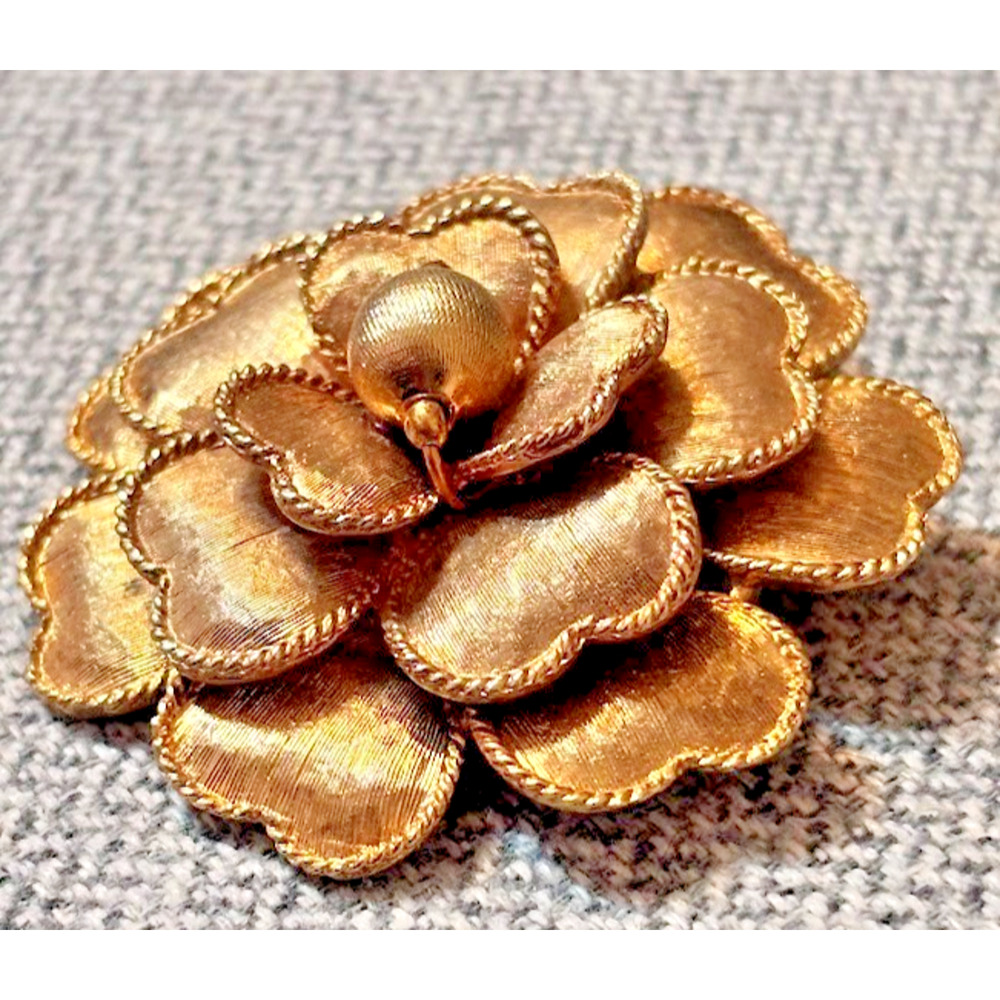 Vintage Samsan SA Heart Petal Flower Brooch Textured Gold Tone Mid Century Pin - Picture 5 of 9